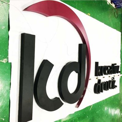 نما ساختمان سه بعدی با نور پس زمینه علامت نامه 6500K