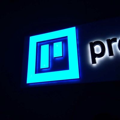 تابلوهای حروف با نور پس زمینه اکریلیک شفاف جلو مغازه 40 سانتی متر برای شرکت ها