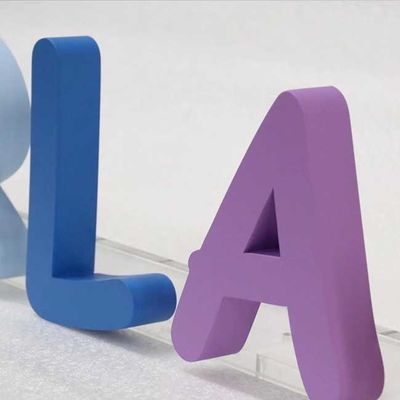 تابلو تبلیغاتی سه بعدی حروف باز سالن زیبایی لوگو برش لیزری فلز به ضخامت 3 سانتی متر