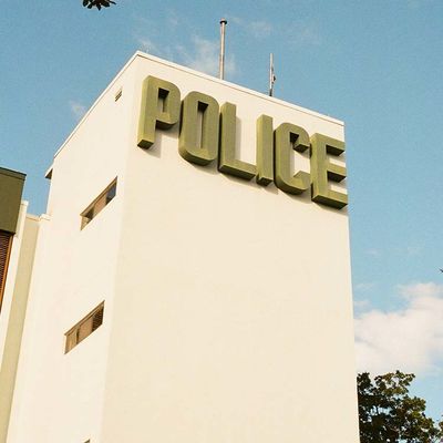 تابلوی فلزی برس برس طلایی فولاد ضد زنگ به عمق 10 سانتی متر برای ادارات دولتی