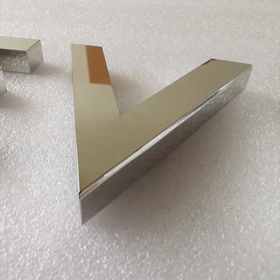 حروف الفبای جلو مغازه آینه نقره ای به ضخامت 2 سانتی متر حروف فلزی ساخته شده