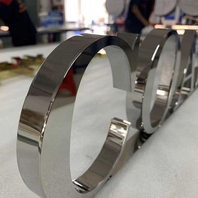 حروف الفبای جلو مغازه آینه نقره ای به ضخامت 2 سانتی متر حروف فلزی ساخته شده