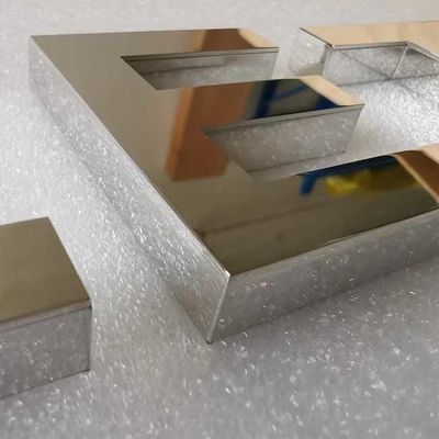 حروف الفبای جلو مغازه آینه نقره ای به ضخامت 2 سانتی متر حروف فلزی ساخته شده