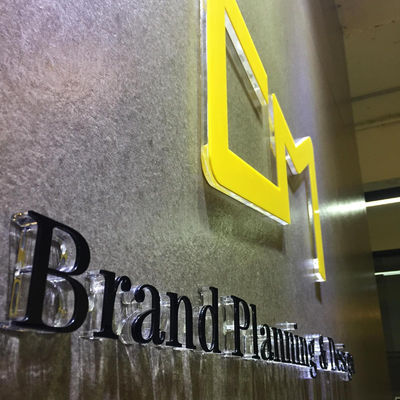 لوگوی چاپ شده با اشعه ماوراء بنفش 15 میلی متری 3 بعدی با حروف اکریلیک غیر سمی