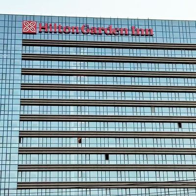 حروف ساخته شده از جنس استنلس استیل با چاپ UV 3-5 میلی متری ساختمان اکریلیک