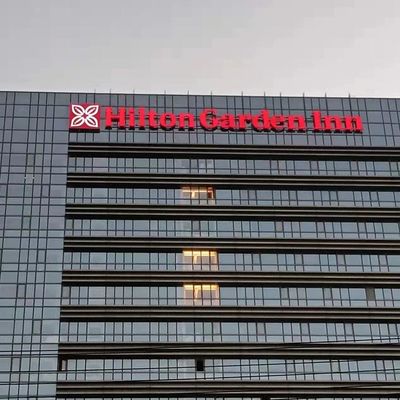 حروف ساخته شده از جنس استنلس استیل با چاپ UV 3-5 میلی متری ساختمان اکریلیک