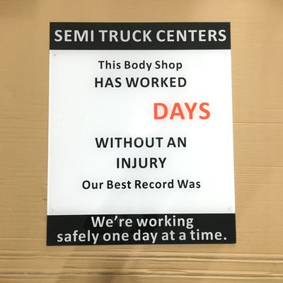 علامت حروف اکریلیک برش سه بعدی لیزری با رنگ طلایی نام فروشگاه