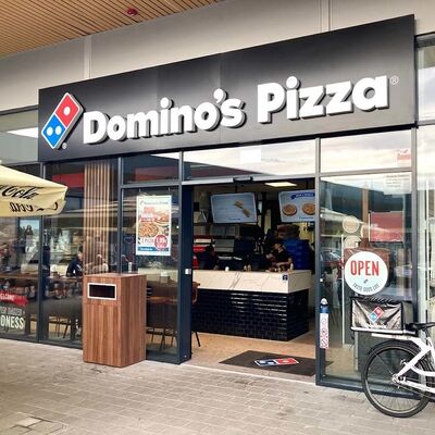 حروف کانال LED با طول عمر 50000 ساعت با منبع تغذیه Meanwell که نورپردازی و عملکرد تابلوهای تجاری بلندمدت را ارائه می‌دهد