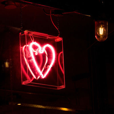 تابلوهای نئون شخصی سازی شده اکریلیک با شفافیت بالا 50000 ساعت عمر