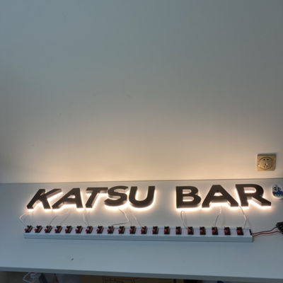 تابلوهای سه بعدی با نور پس زمینه روکش مشکی تابلوهای لوگوی فولاد ضد زنگ HIGHSPAN