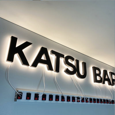 تابلوهای سه بعدی با نور پس زمینه روکش مشکی تابلوهای لوگوی فولاد ضد زنگ HIGHSPAN