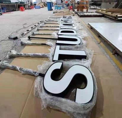 پایه سقف اکریلیک سه بعدی با حروف فلزی رنگ مشکی برای دیوار