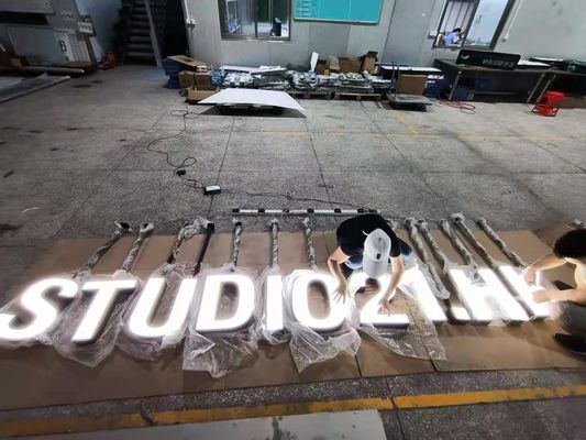 پایه سقف اکریلیک سه بعدی با حروف فلزی رنگ مشکی برای دیوار