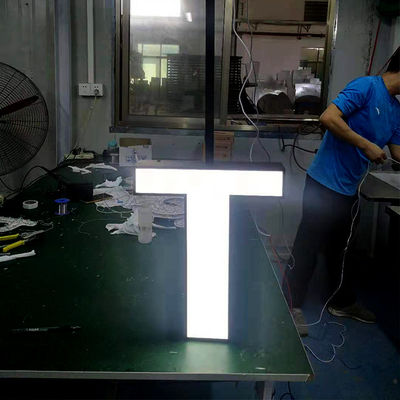 پایه سقف اکریلیک سه بعدی با حروف فلزی رنگ مشکی برای دیوار